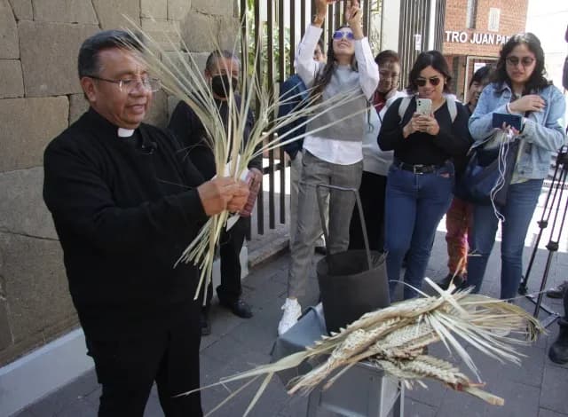 Inicia la quema de palmas para preparar el Miércoles de Ceniza