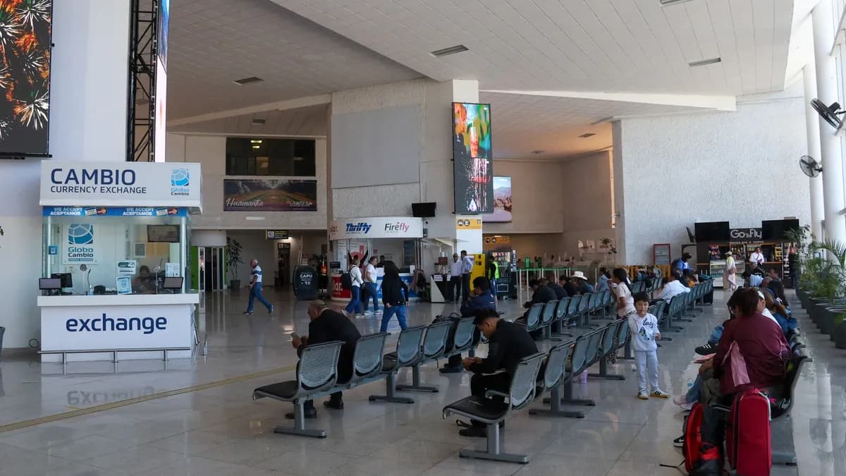 Aeropuerto de Puebla necesita urgentemente inversión, advierten Armenta y Volaris