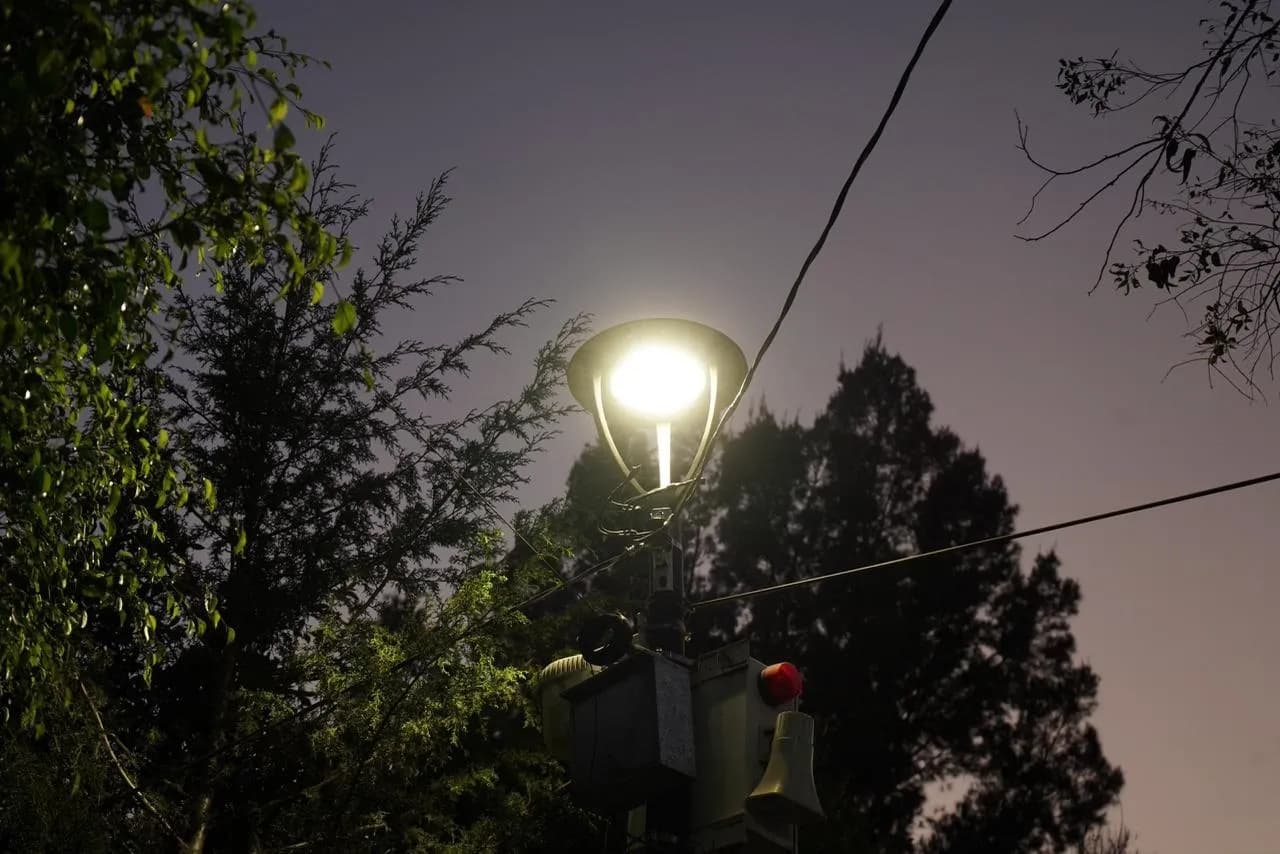 Alcanza Héroes de Puebla cobertura total con luminarias LED
