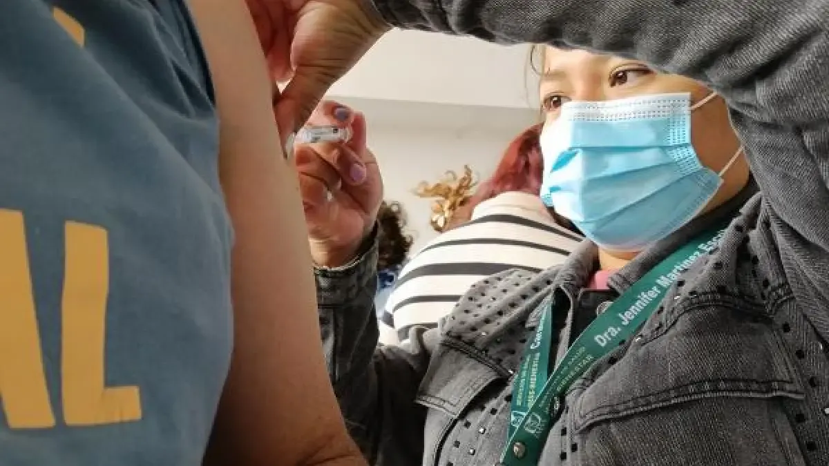 IMSS-Bienestar y Gobierno Estatal mantienen vacunación en mercados y plazas