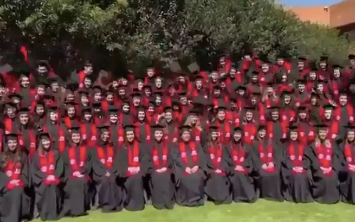 Colapsa templete en foto de graduación de la Ibero; hay 33 heridos