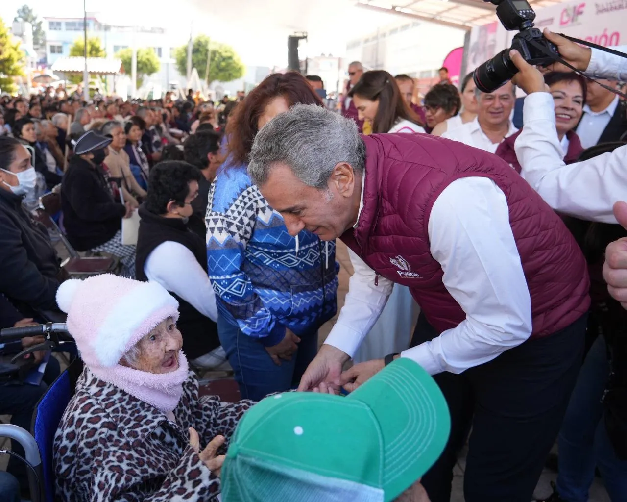 Impulsa Ayuntamiento bienestar familiar con entrega masiva de despensas