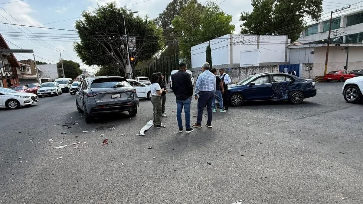 Buscan a conductor que provocó aparatoso choque en la colonia Anzures