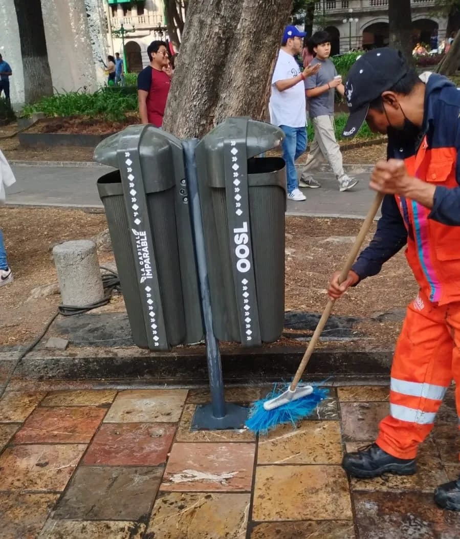 Realiza OOSL limpieza y sanitización de papeleros para mejorar imagen urbana