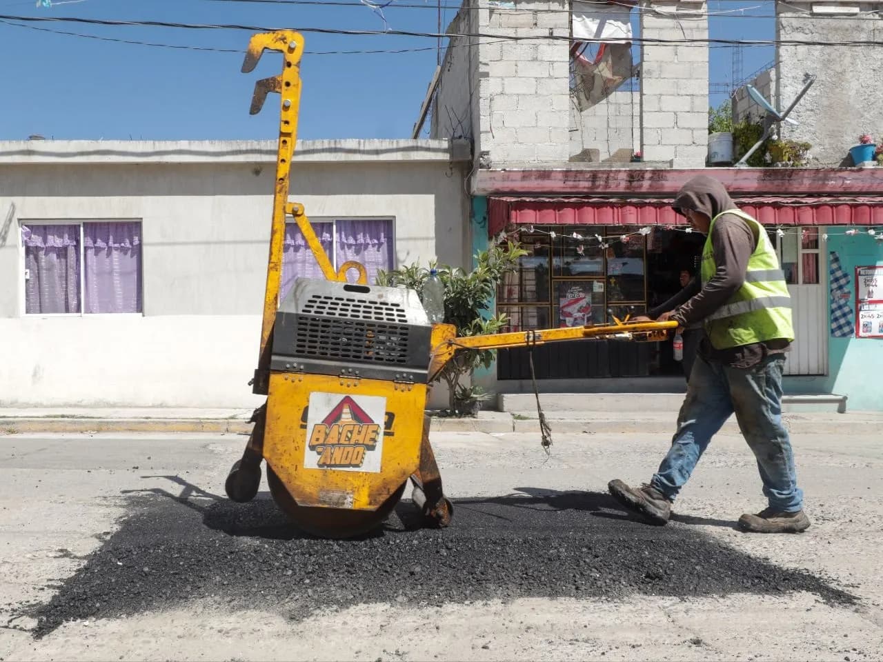 Mantienen trabajos permanentes para mejorar la red vial