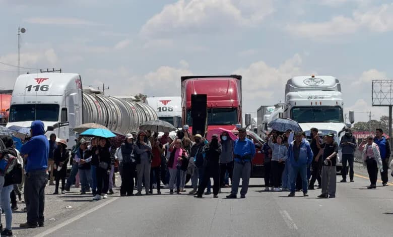 Bloquean transportistas autopista Puebla Orizaba por unidades retenidas