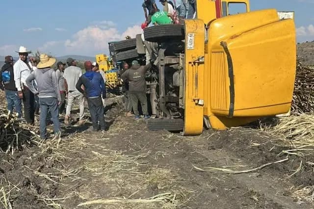 Vuelca camión cañero en Tepeojuma por sobrecarga; chofer resulta lesionado