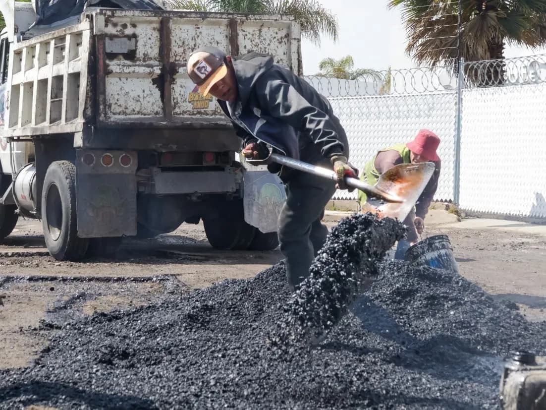 Refuerzan trabajos de bacheo para mejorar traslados en juntas auxiliares