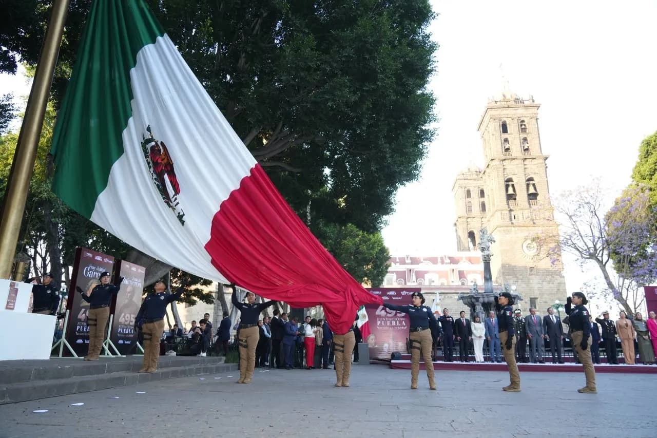 Celebra Puebla capital su historia con ceremonia cívica en el Zócalo