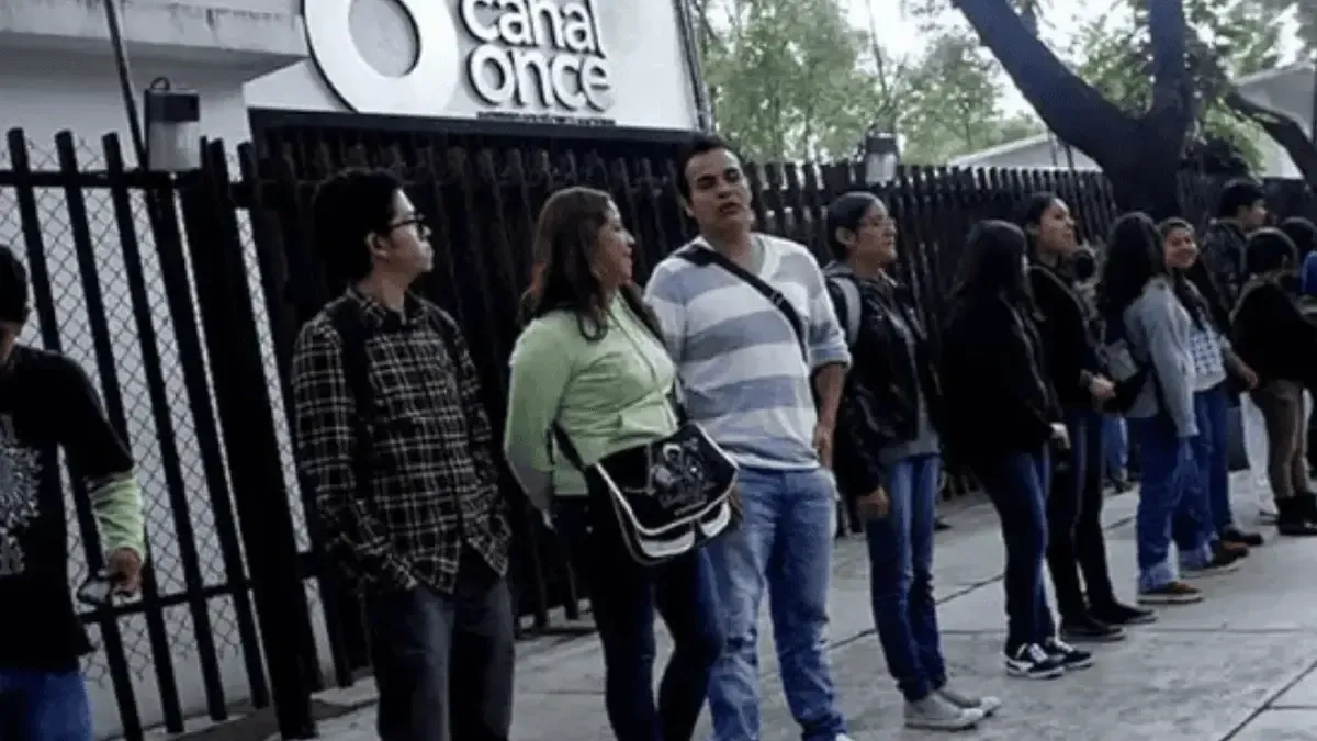 Estudiantes del IPN toman las instalaciones de Canal Once