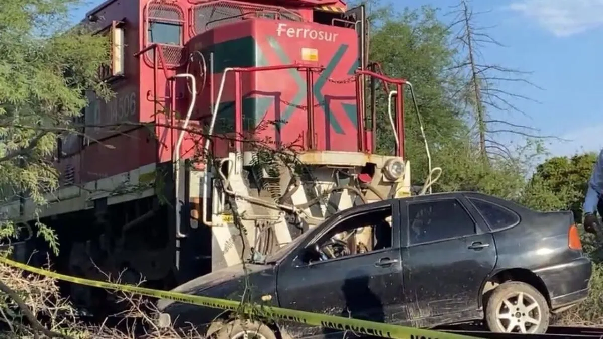 Conductor intenta ganarle al tren y provoca muerte de mujer en Tehuacán