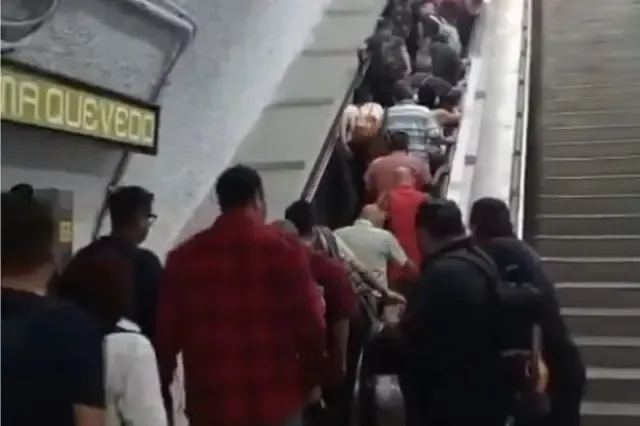 Tropezón provoca caída masiva en estación del metro de CDMX; 11 heridos