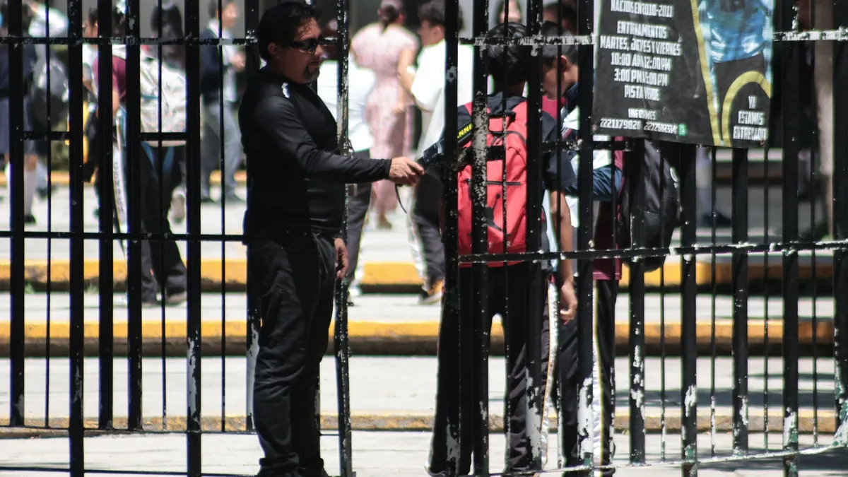 SEP analiza implementar detectores de metales en escuelas de Puebla