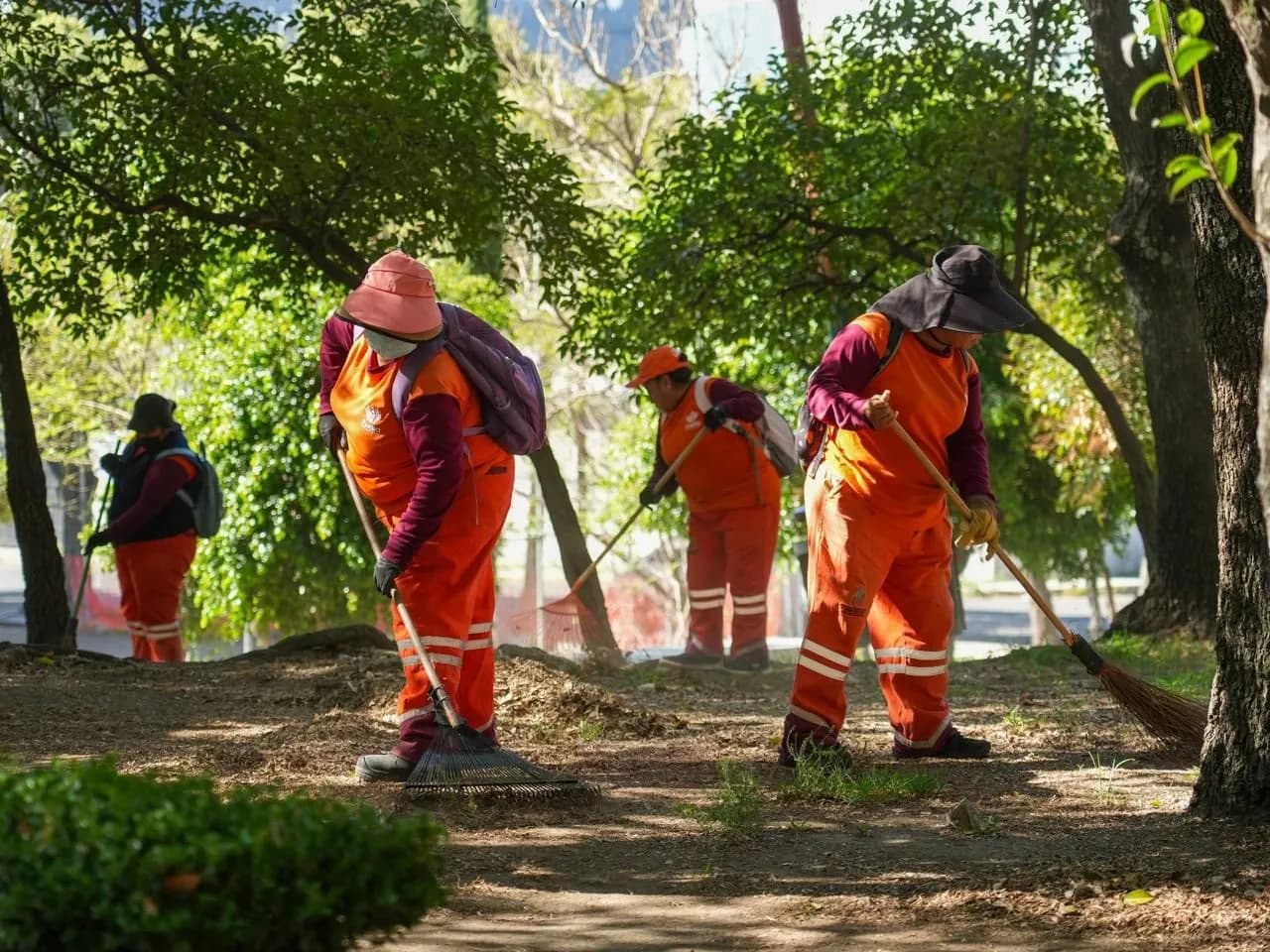 Supervisan trabajos de mantenimiento urbano en parque de la capital