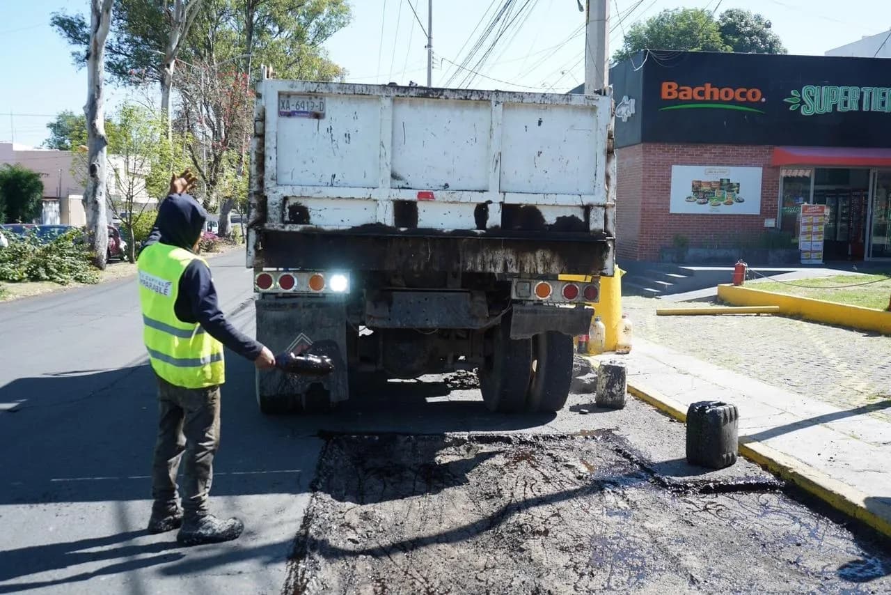 Avanza mantenimiento vial para mejorar movilidad en colonias
