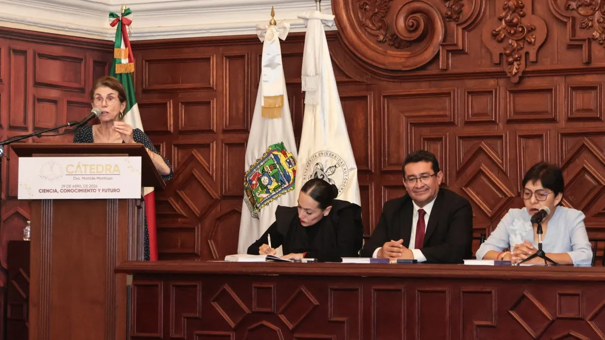 Annie Pardo, madre de Claudia Sheinbaum, imparte conferencia en la BUAP