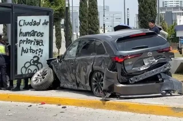 Otra vez en la Vía Atlixcáyotl; accidente deja tres personas heridas