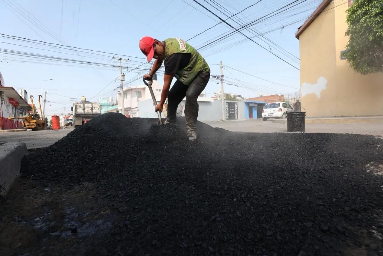 Atienden reportes ciudadanos con trabajos de bacheo