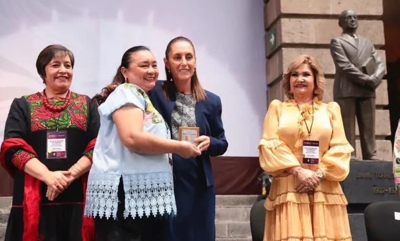 Claudia Sheinbaum felicita a maestros en Palacio Nacional por el Día del Maestro