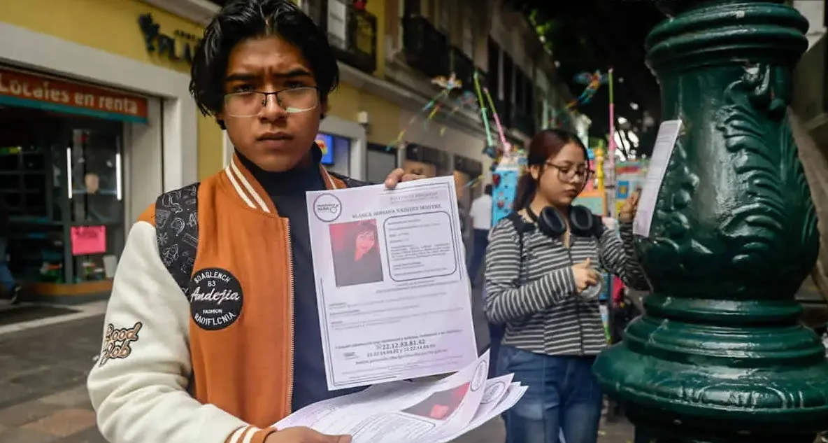 Hijo de Blanca Adriana volantea en el Zócalo de Puebla; busca a su mamá tras desaparecer en la Clínica Detox
