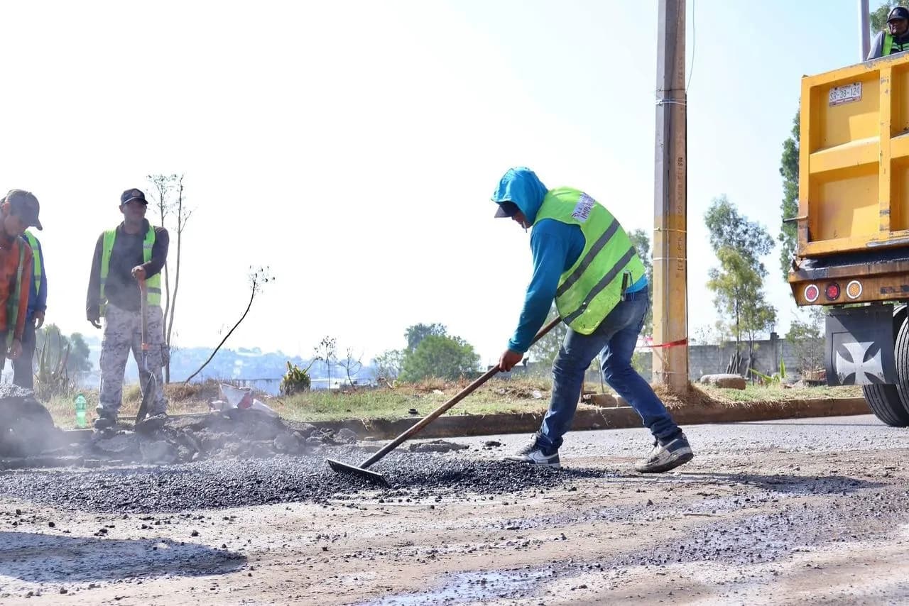 Supervisan mantenimiento vial en San Jerónimo Caleras