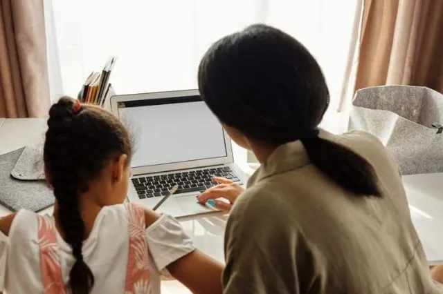 BUAP ofrece beca para madres jefas de familia
