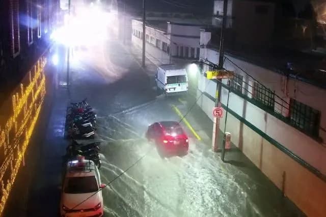 Tormenta eléctrica inunda calles de Atlixco; ciudadanos quedaron atrapados
