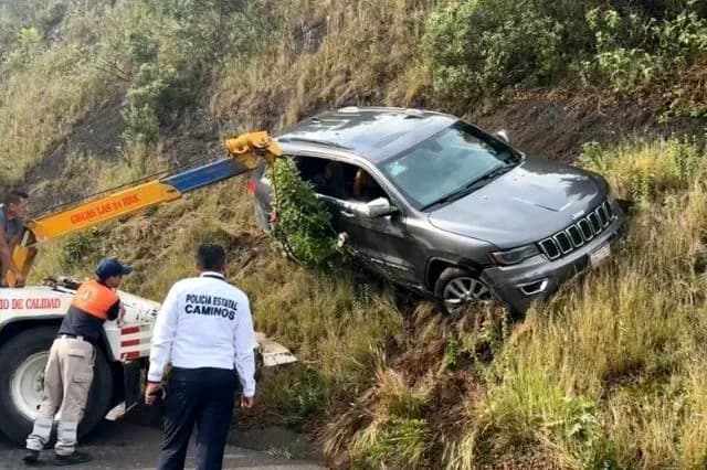 Camioneta queda suspendida en ladera de la Puebla-Teziutlán; rescatan a tres