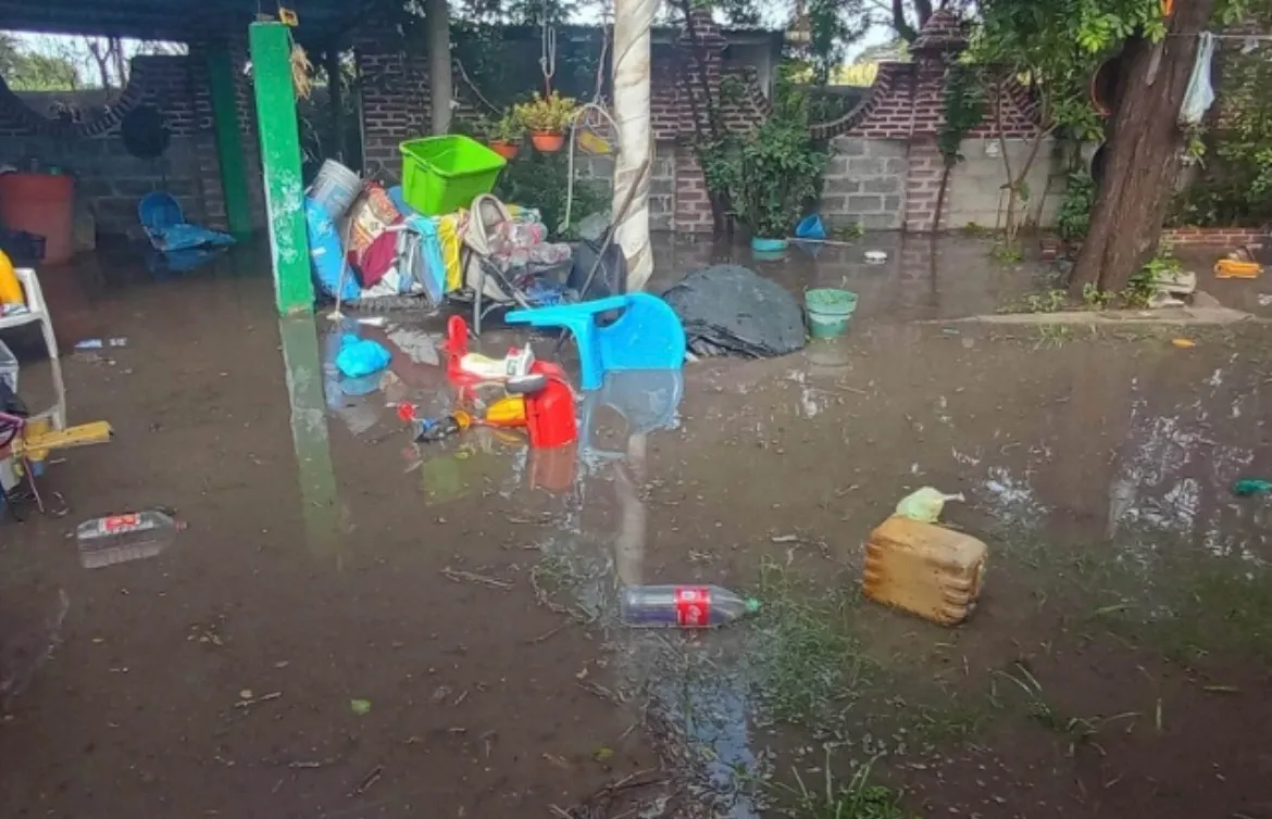 Lluvias inundan calles y viviendas en Chietla