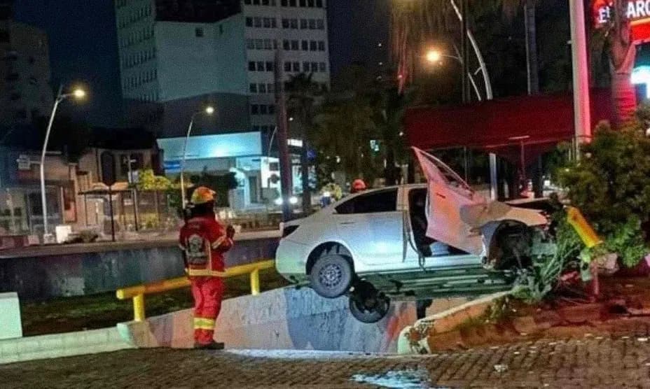 Aparatoso choque en Avenida Juárez derriba un semáforo durante la madrugada