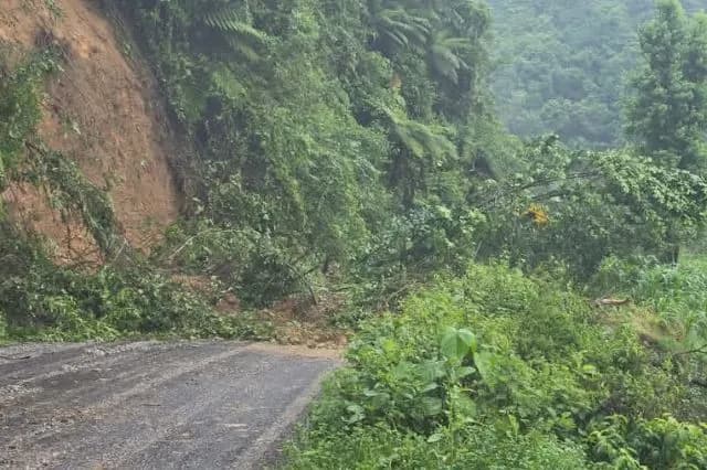 Bloqueos, derrumbes y 4 municipios incomunicados por lluvias en la Sierra Negra de Puebla