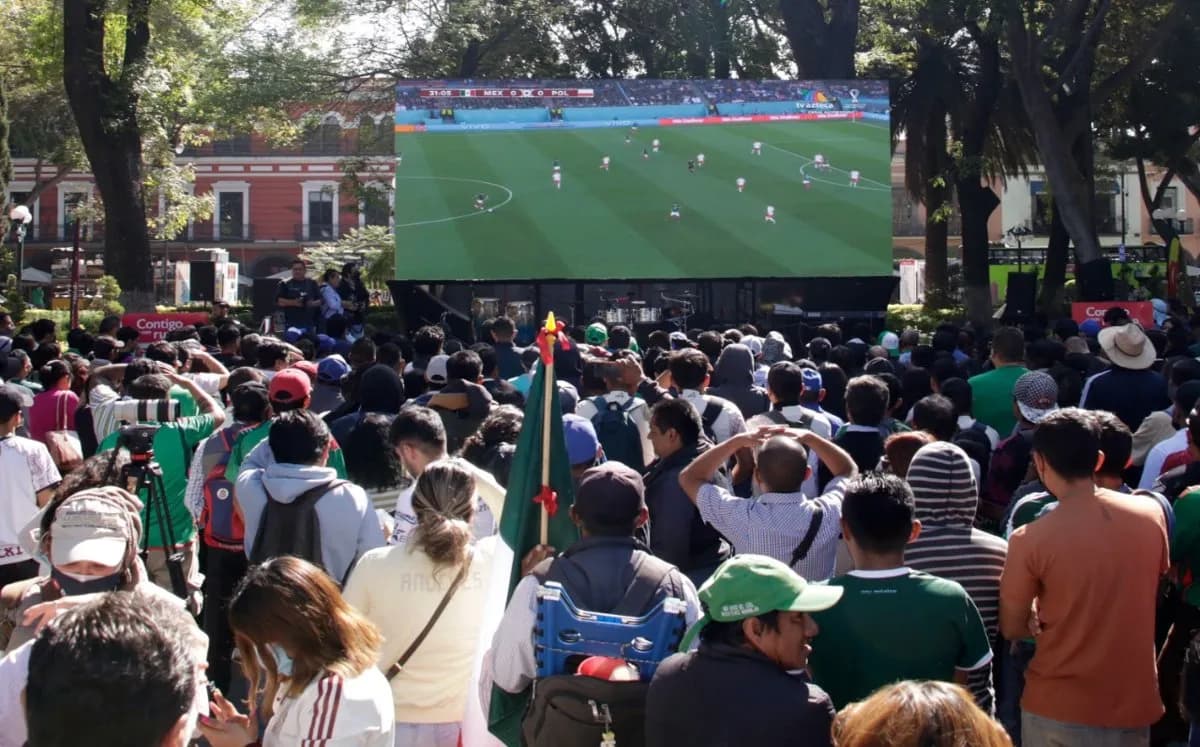 Zócalo de Puebla se vuelve pista de baile y zona fan por partido de México