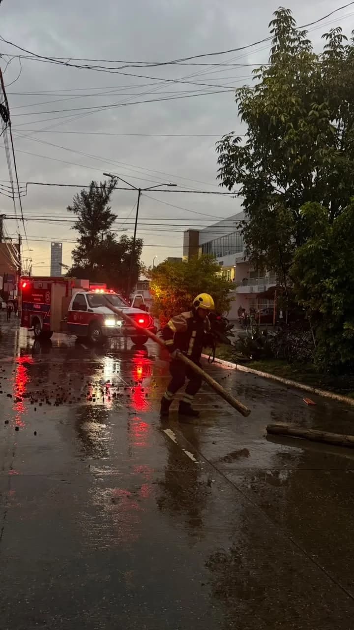 Atienden riesgos por lluvias en la capital