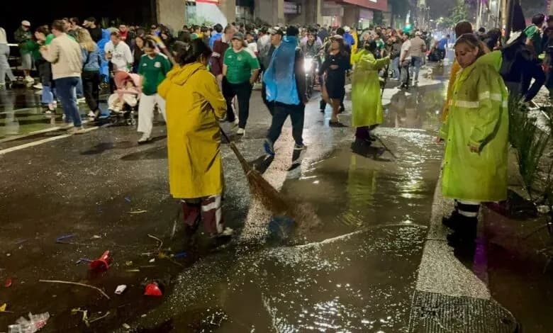 Festejos de México dejan calles llenas de basura en CDMX