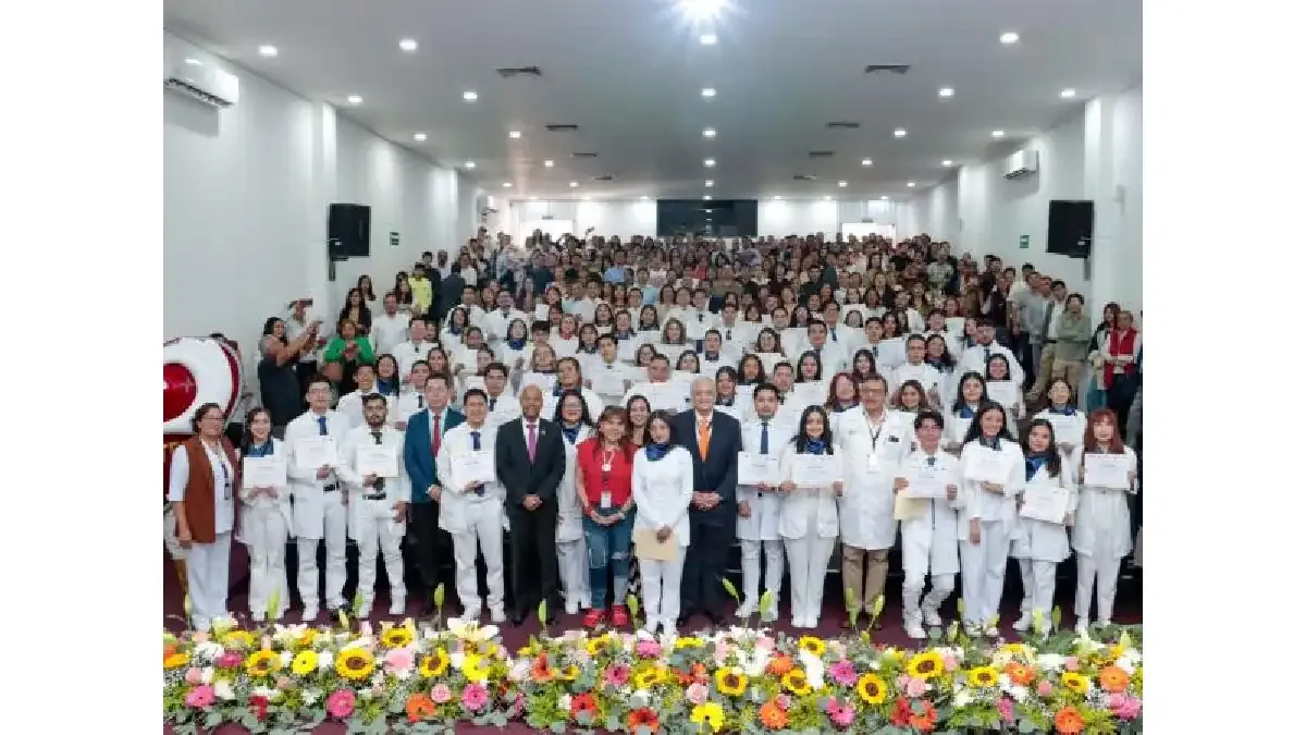 ISSSTEP fortalece formación médica con egreso de 81 internos pregrado