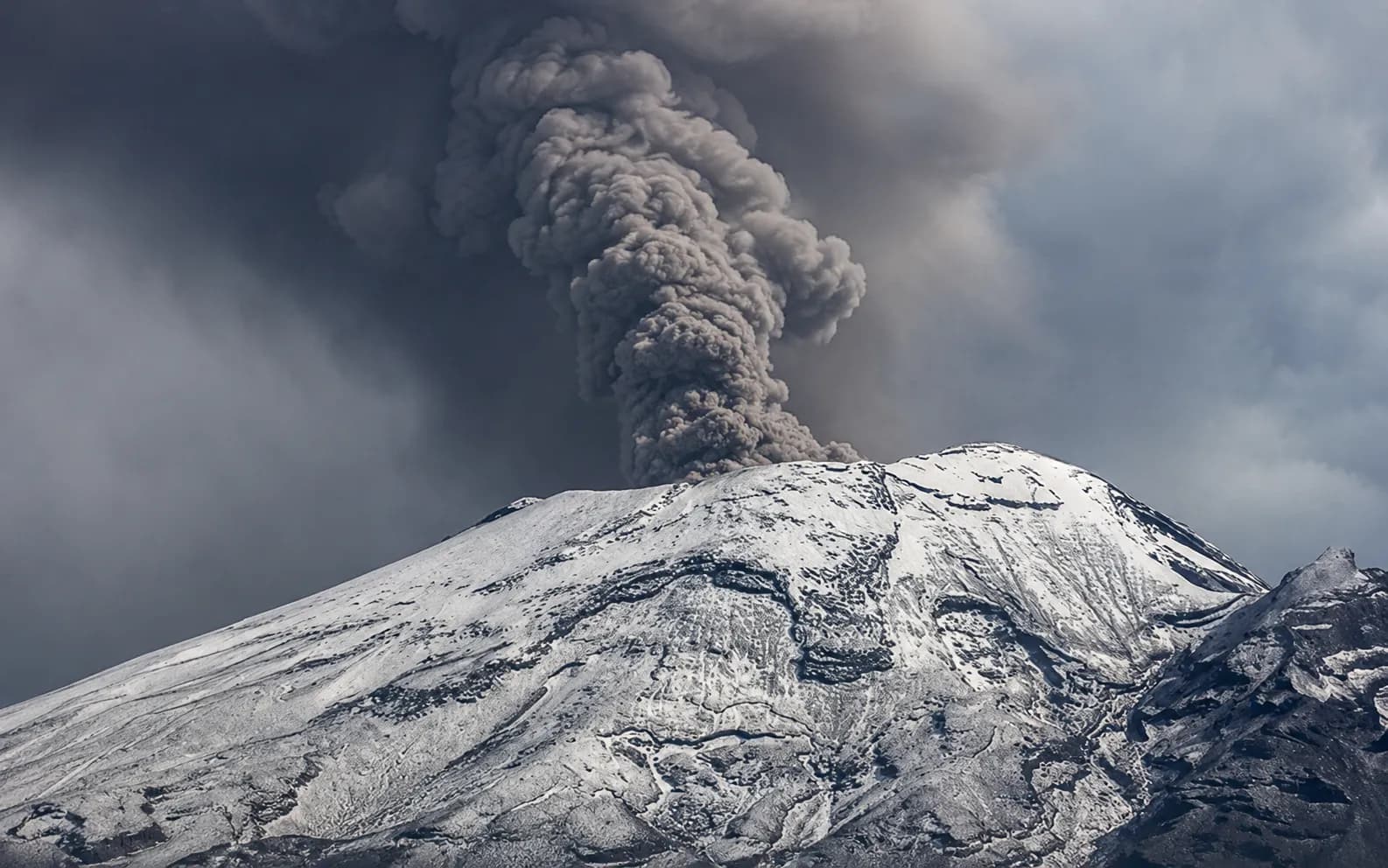 Prevén posible caída de ceniza del Popocatépetl en zonas de Puebla