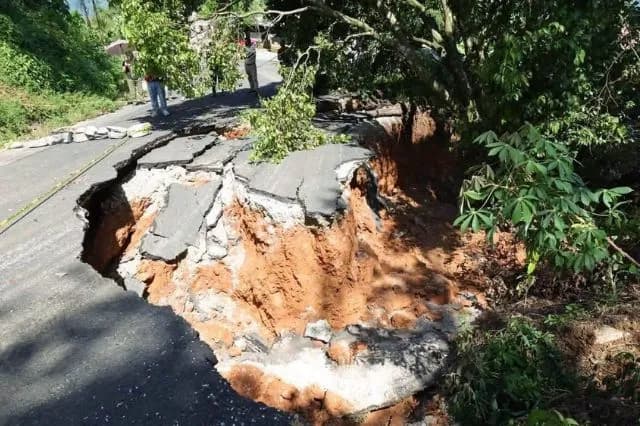 Paso en la Sierra Negra continúa bloqueado por derrumbe en Eloxochitlán