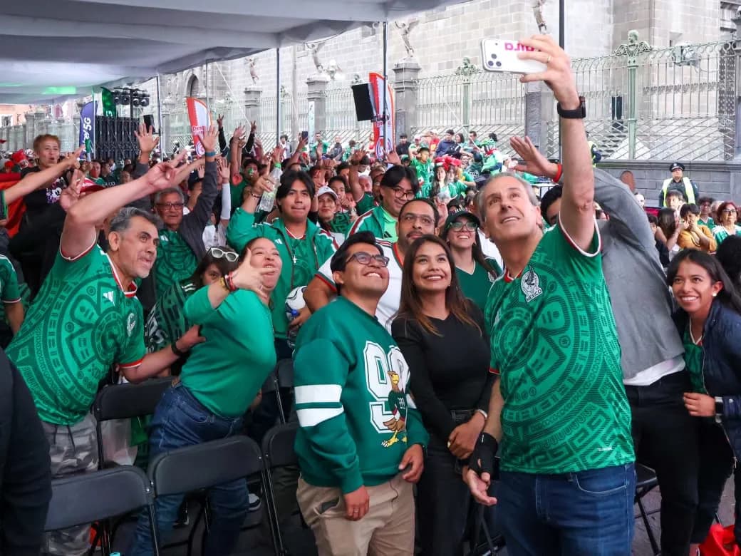 Convive presidente municipal de Puebla con familias durante partido de México