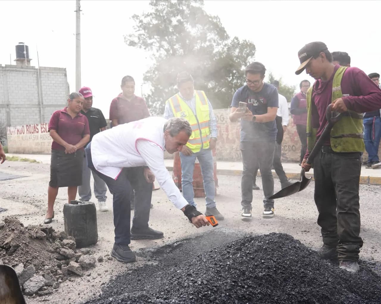 Supervisan trabajos de bacheo en San Andrés Azumiatla