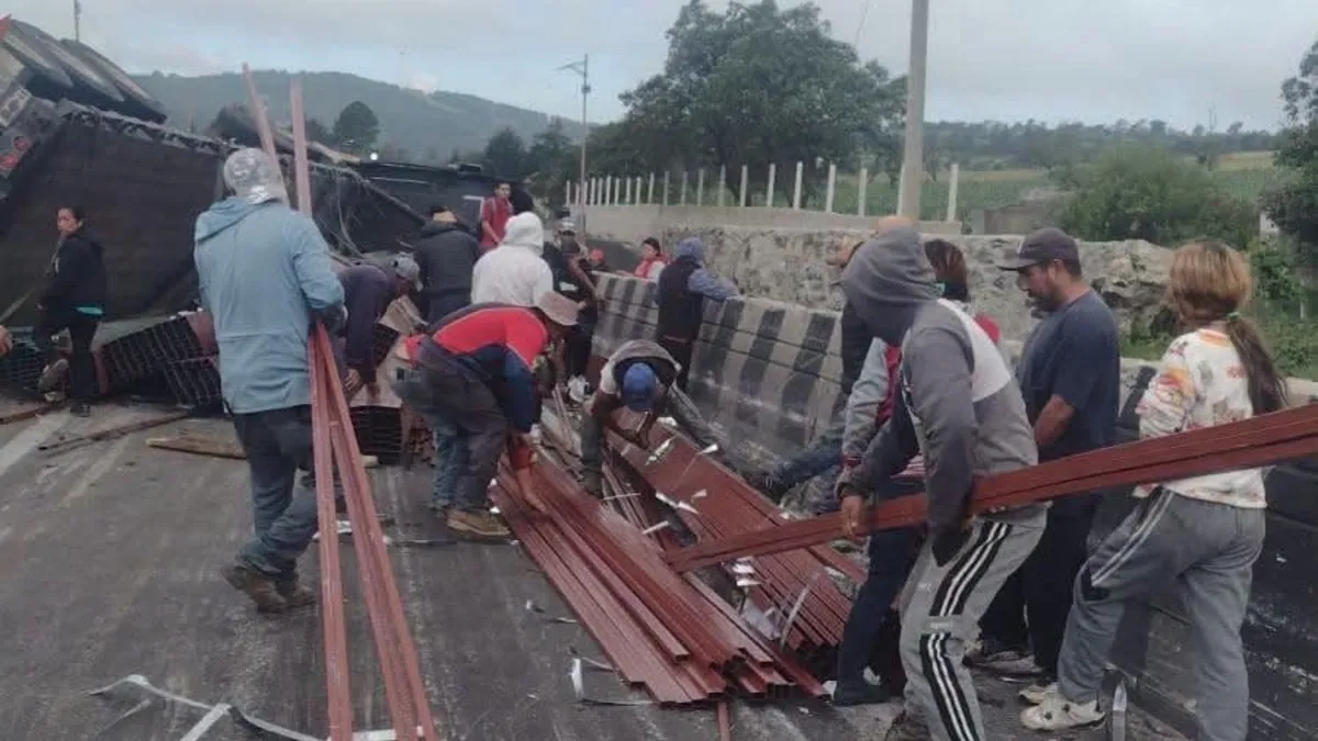 Volcadura sobre la Puebla-Orizaba genera actos de rapiña