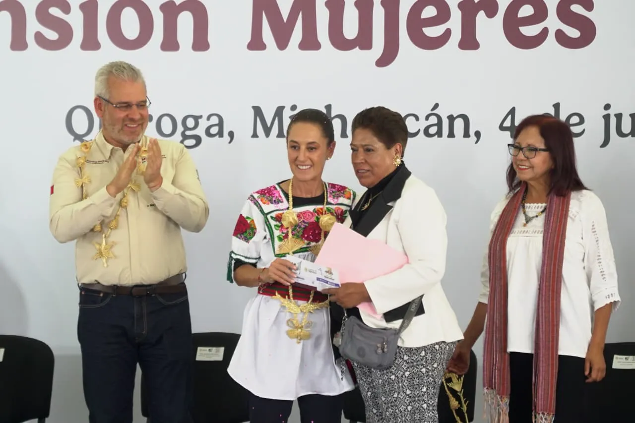 Sheinbaum entrega pensión mujeres bienestar en Quiroga, Michoacán