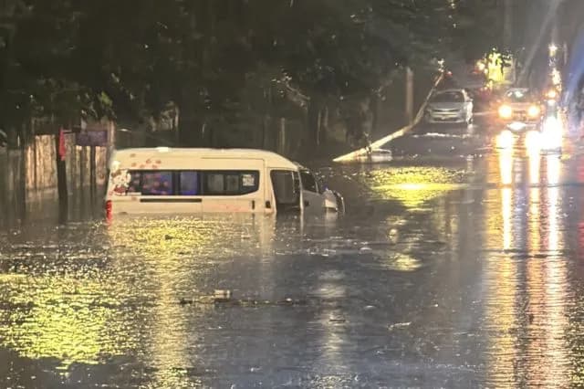 Lluvia deja vehículos varados en Camino Real a Cholula