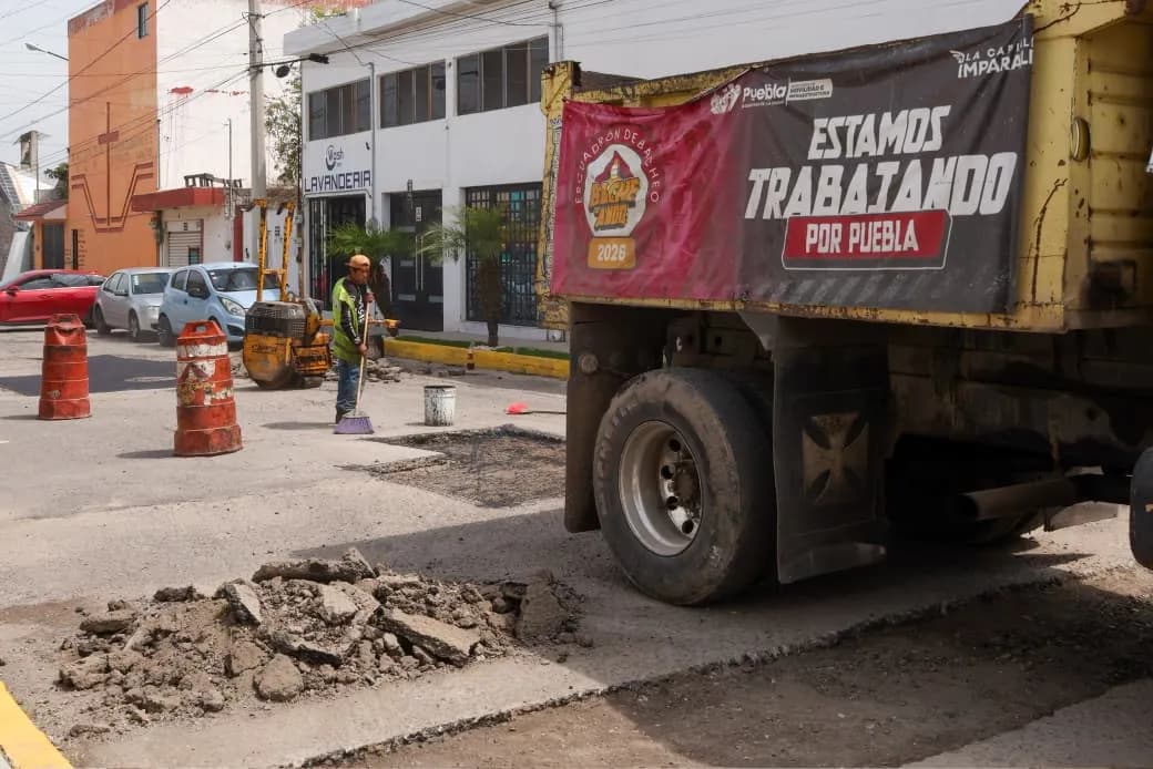 Gobierno de la Ciudad refuerza trabajos de bacheo en Lomas de Castillotla