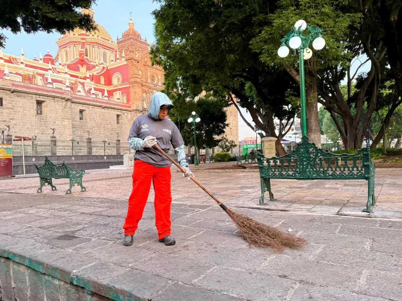 Gobierno de la Ciudad mantiene limpios el Zócalo y la Avenida Juárez tras partido de México