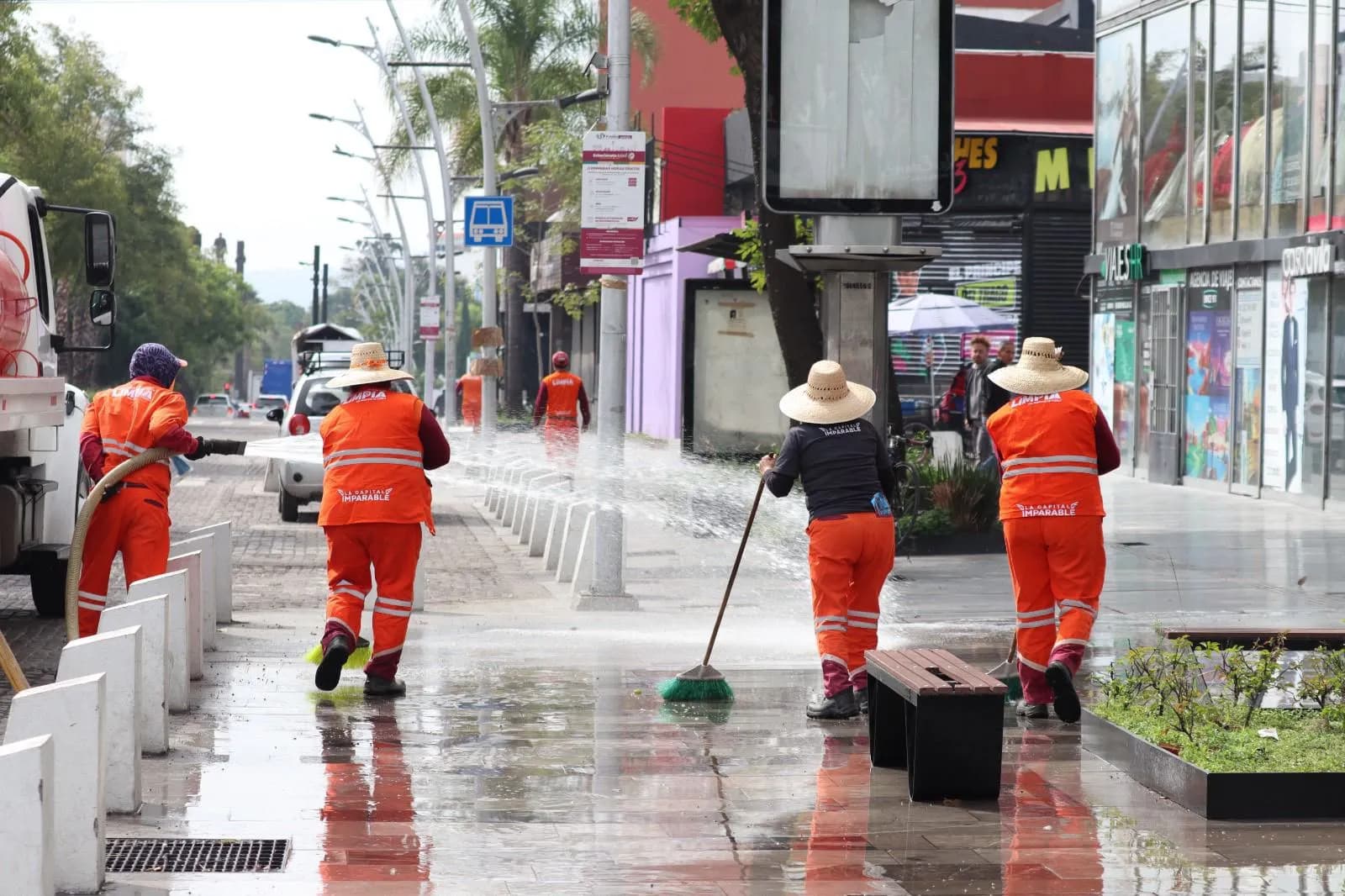 Gobierno de la Ciudad realiza lavado en Avenida Juárez tras concentración de aficionados
