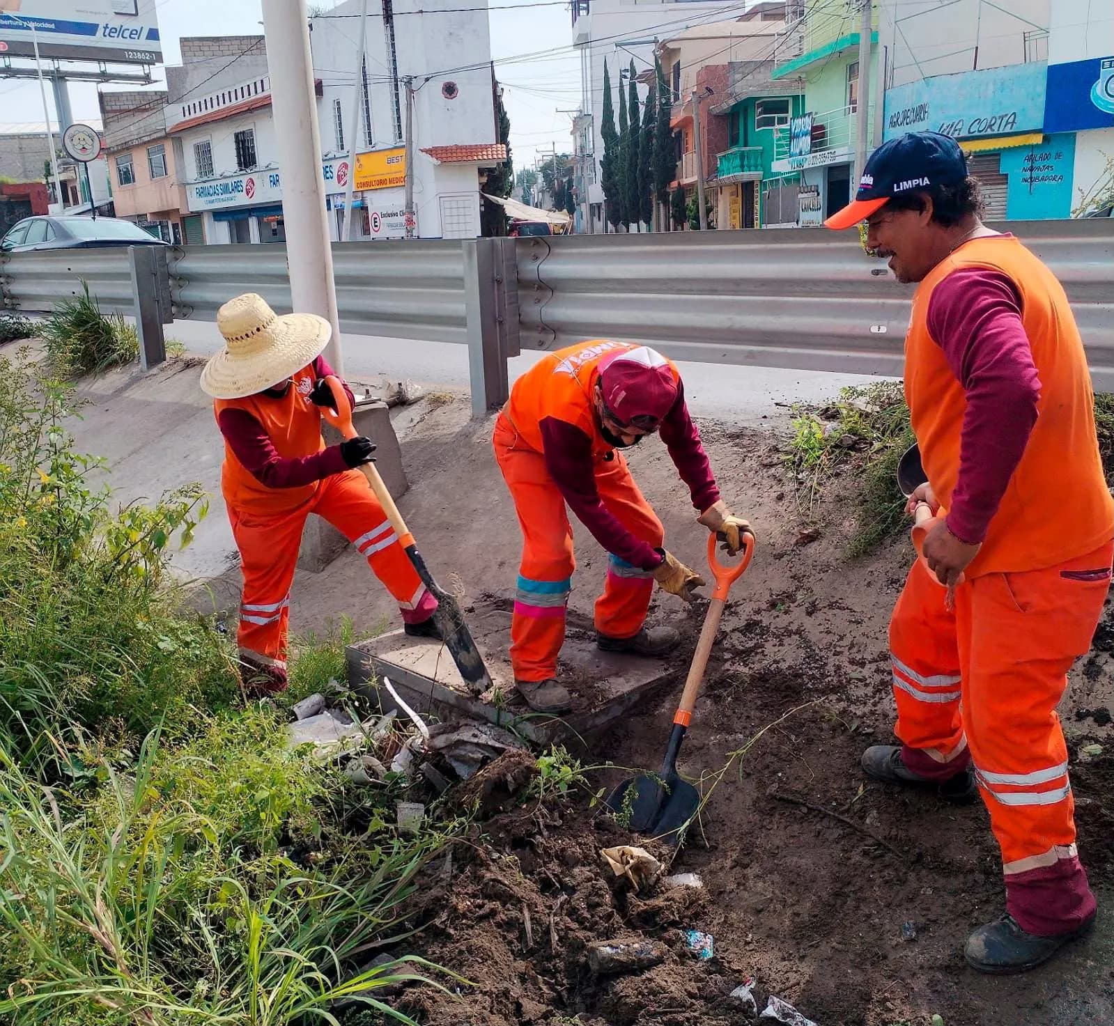 Gobierno de la Ciudad refuerza limpieza de camellones y alcantarillas ante lluvias en Puebla