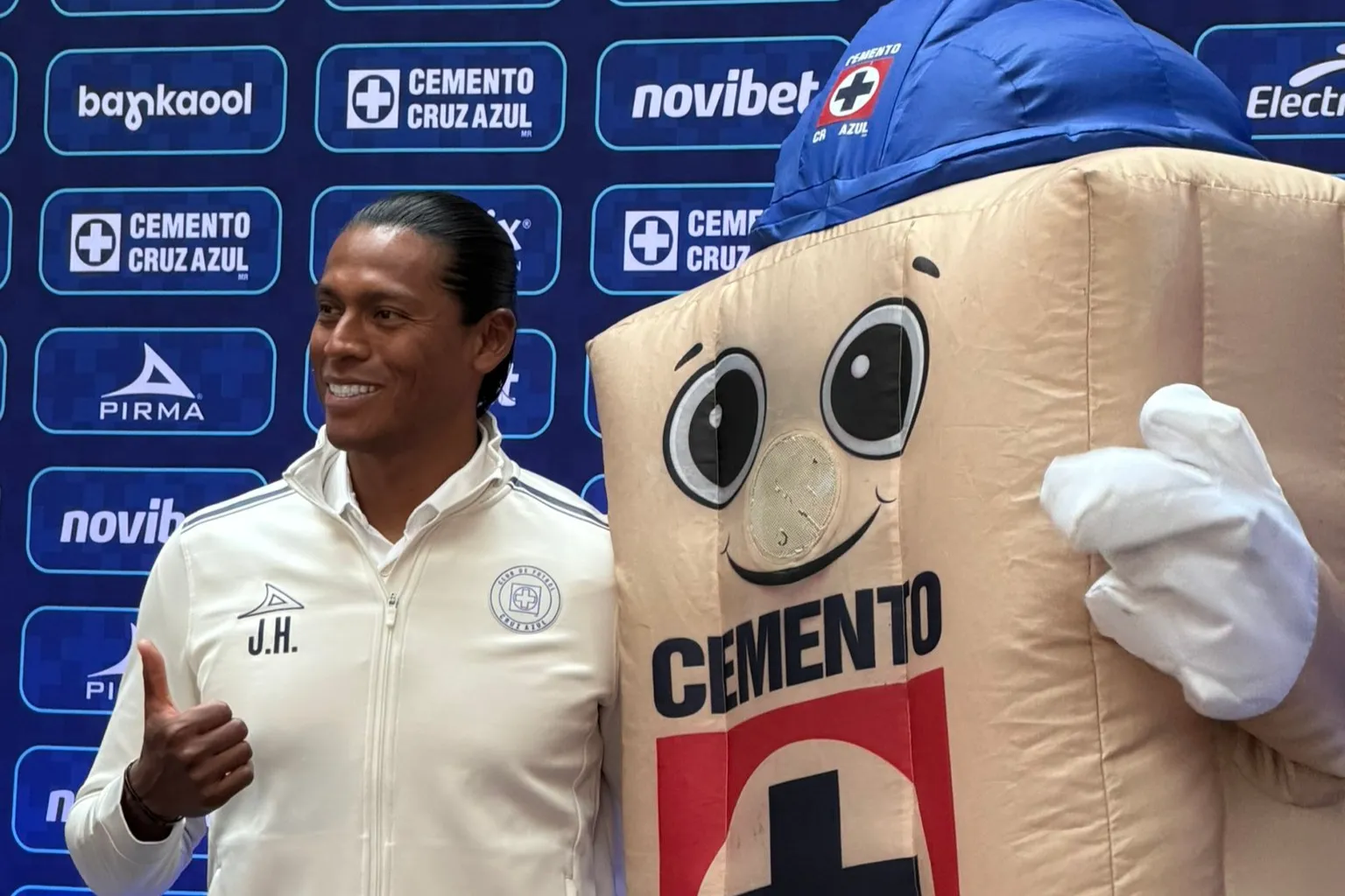 Joel Huiqui continuará al frente de Cruz Azul para el Apertura 2026