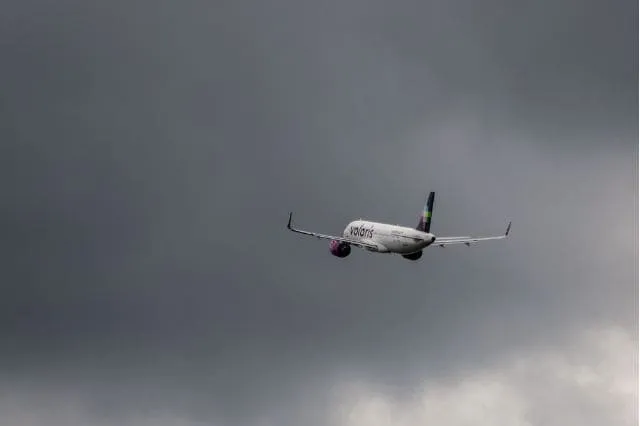 Caen acciones de Volaris mientras buscan impulsar 12 rutas en Puebla