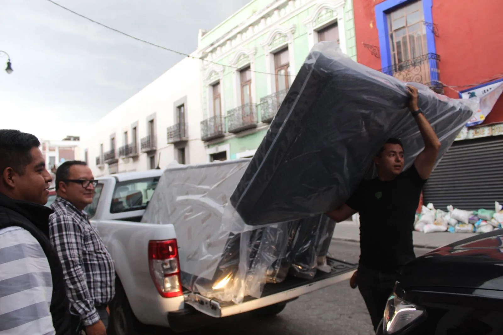 Entrega de enseres a familias afectadas continúa con apoyo del Gobierno de la Ciudad