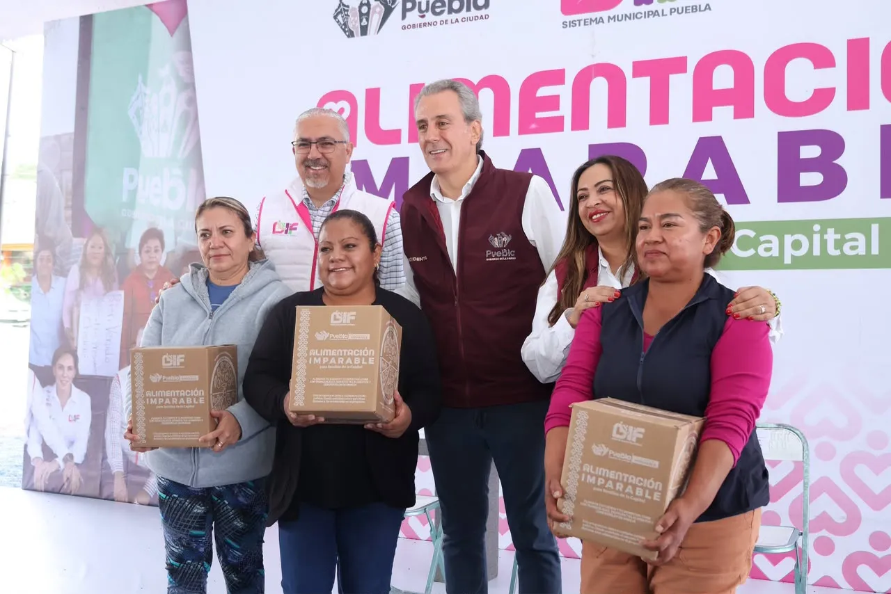 Alcalde de Puebla entrega más de 6 mil despensas en Lomas de San Miguel